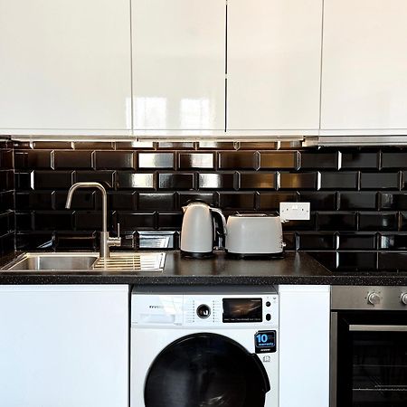 Deluxe City Centre Two Bedroom - Grand Central House Гибралтар Екстериор снимка