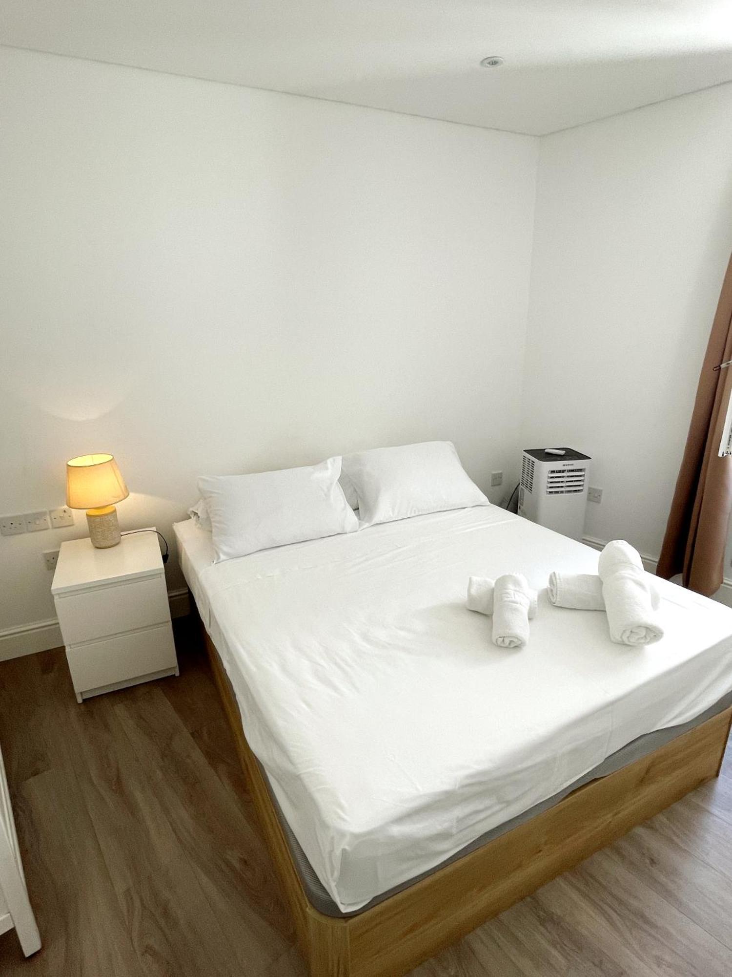 Deluxe City Centre Two Bedroom - Grand Central House Гибралтар Екстериор снимка