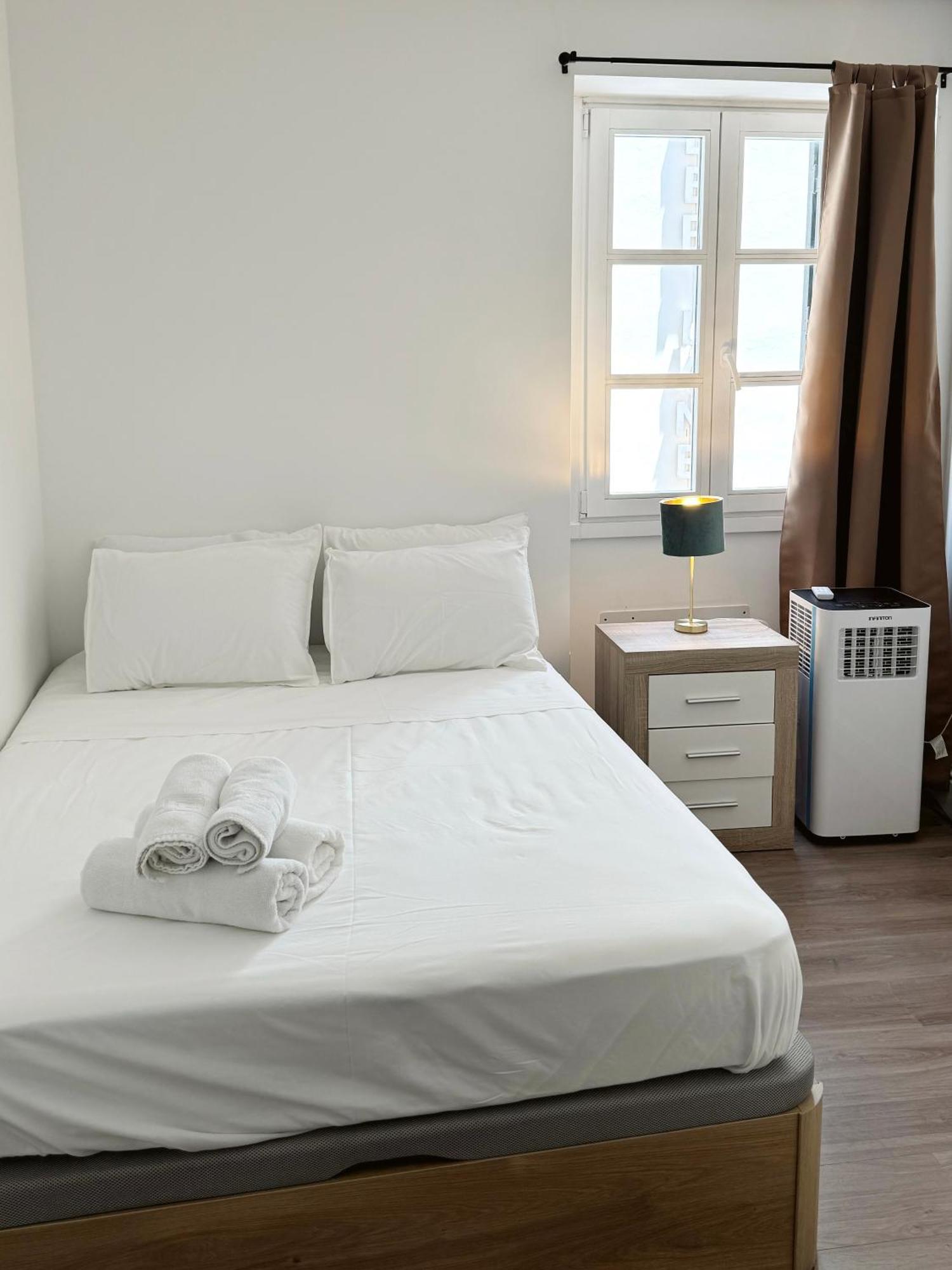 Deluxe City Centre Two Bedroom - Grand Central House Гибралтар Екстериор снимка