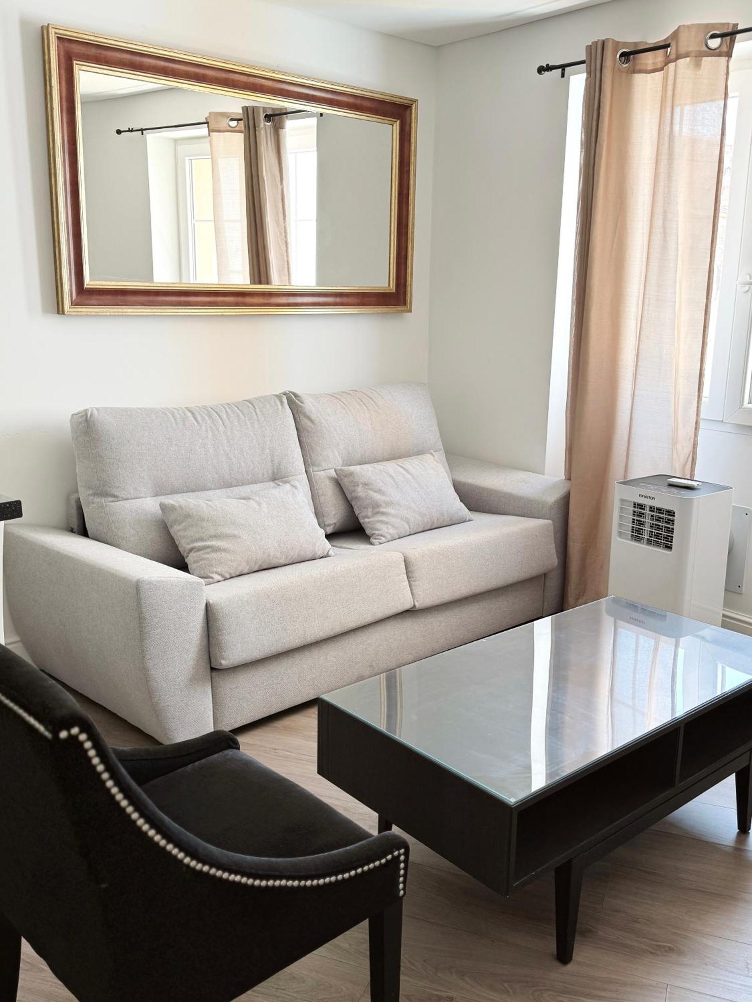 Deluxe City Centre Two Bedroom - Grand Central House Гибралтар Екстериор снимка