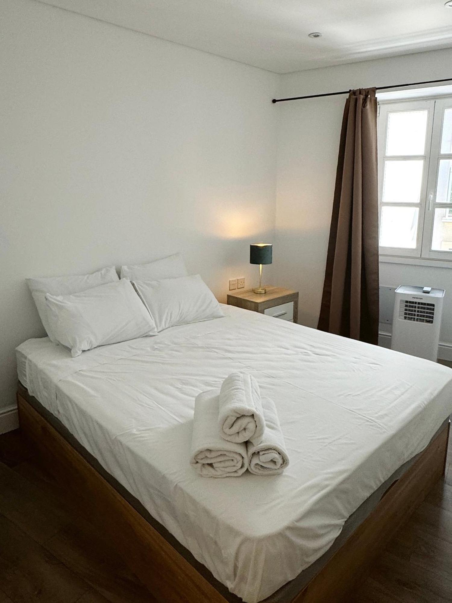 Deluxe City Centre Two Bedroom - Grand Central House Гибралтар Екстериор снимка