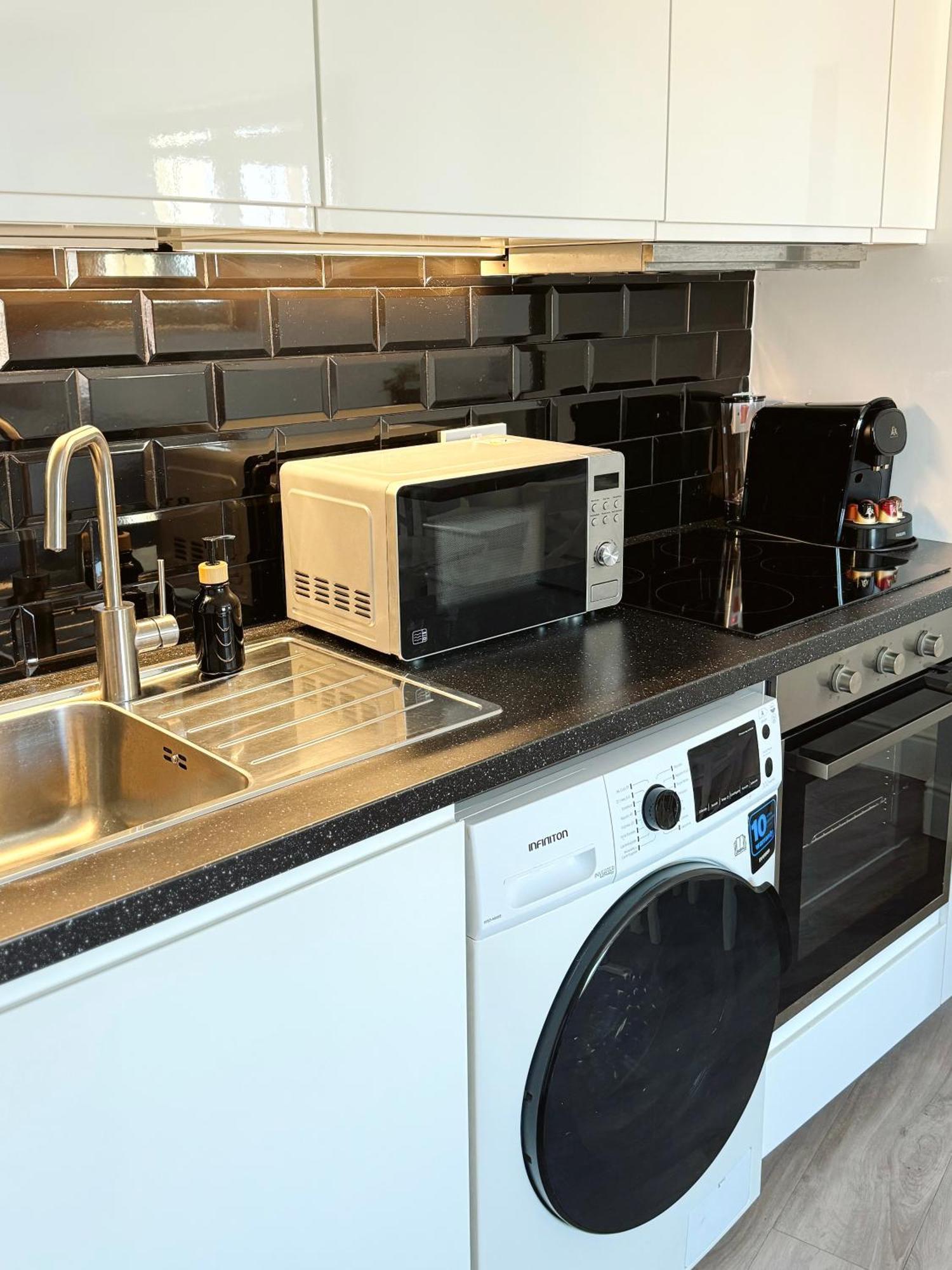 Deluxe City Centre Two Bedroom - Grand Central House Гибралтар Екстериор снимка