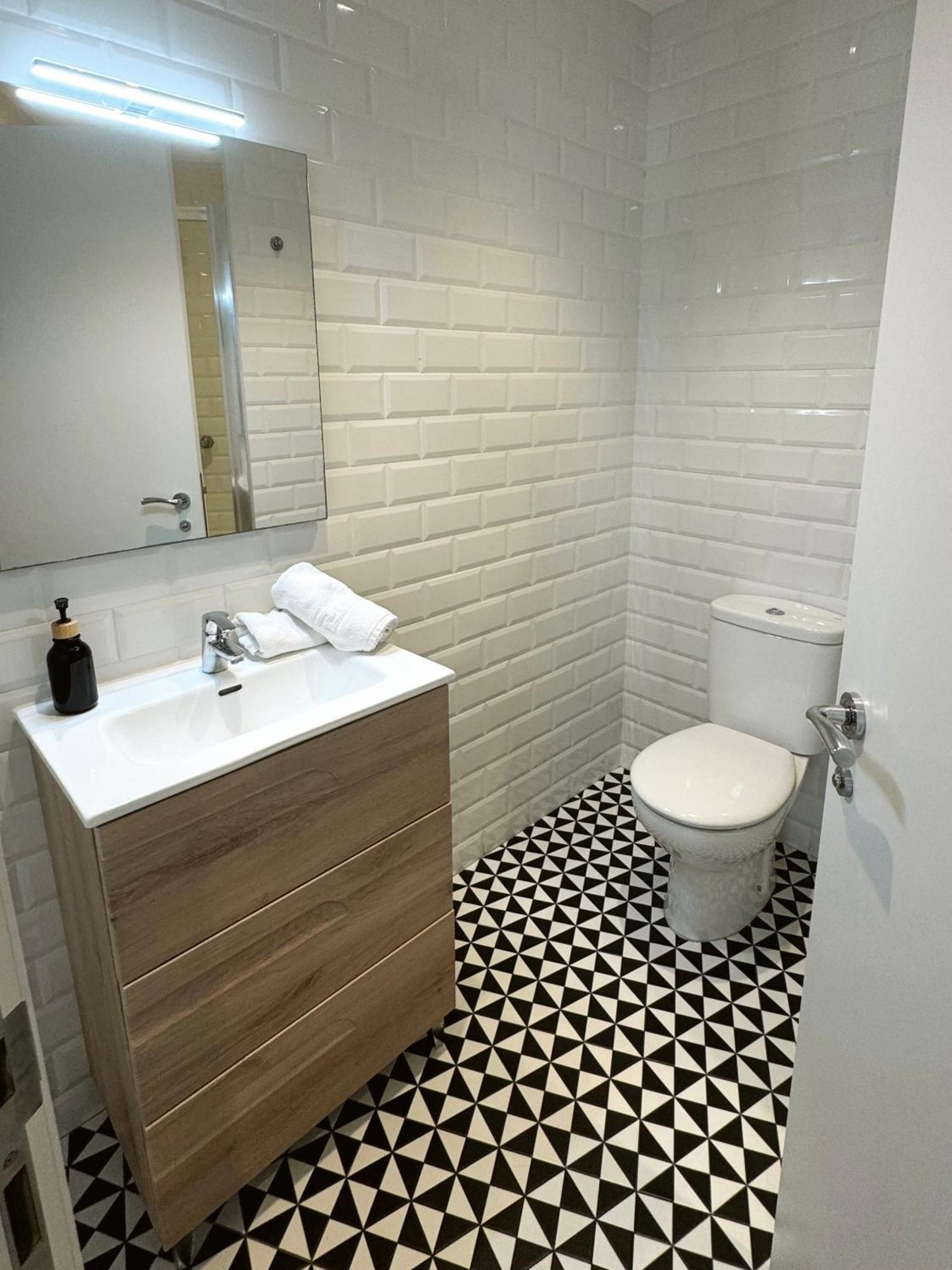 Deluxe City Centre Two Bedroom - Grand Central House Гибралтар Екстериор снимка