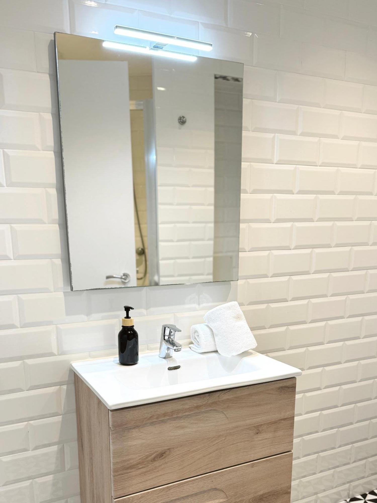 Deluxe City Centre Two Bedroom - Grand Central House Гибралтар Екстериор снимка
