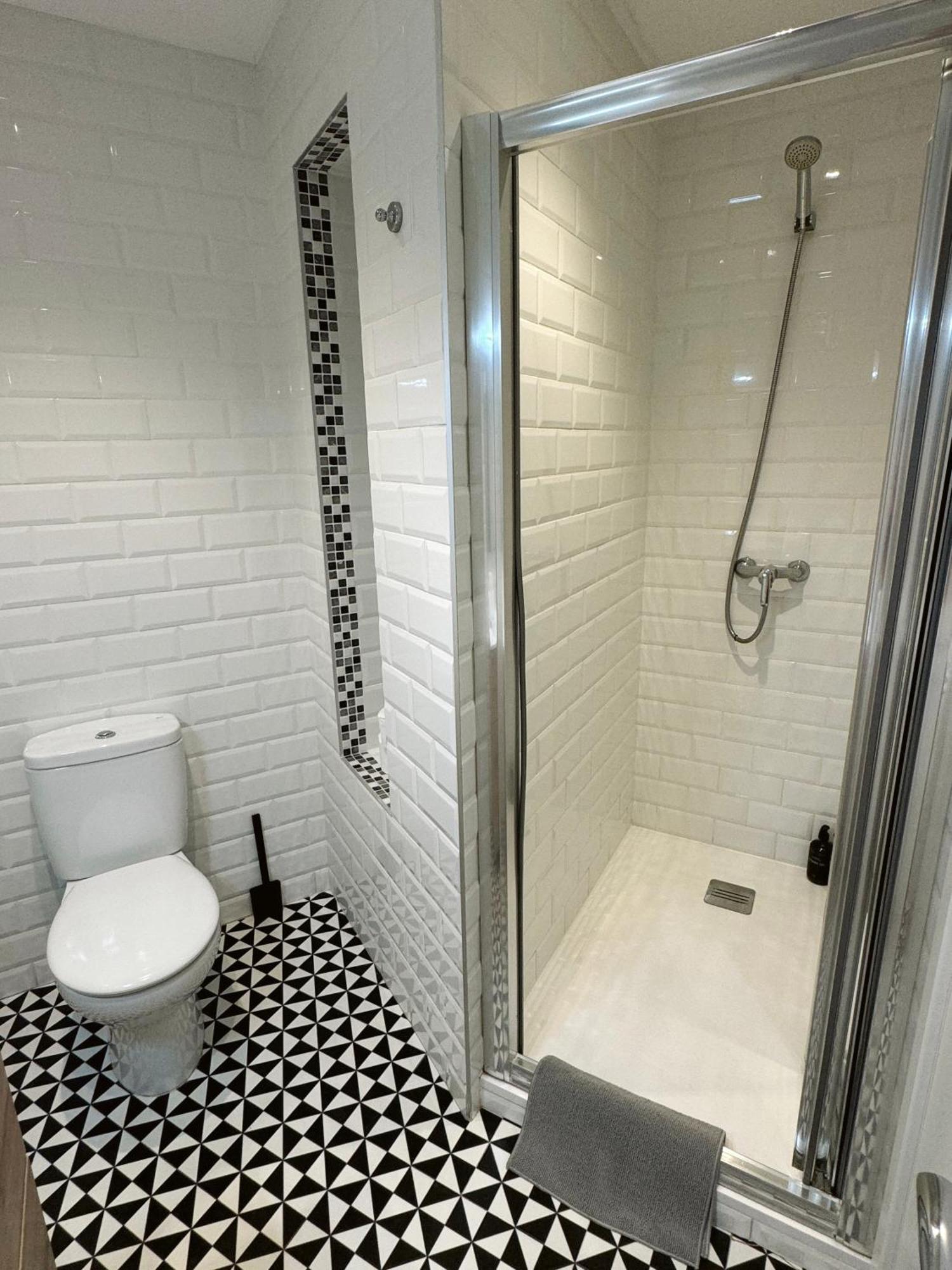 Deluxe City Centre Two Bedroom - Grand Central House Гибралтар Екстериор снимка