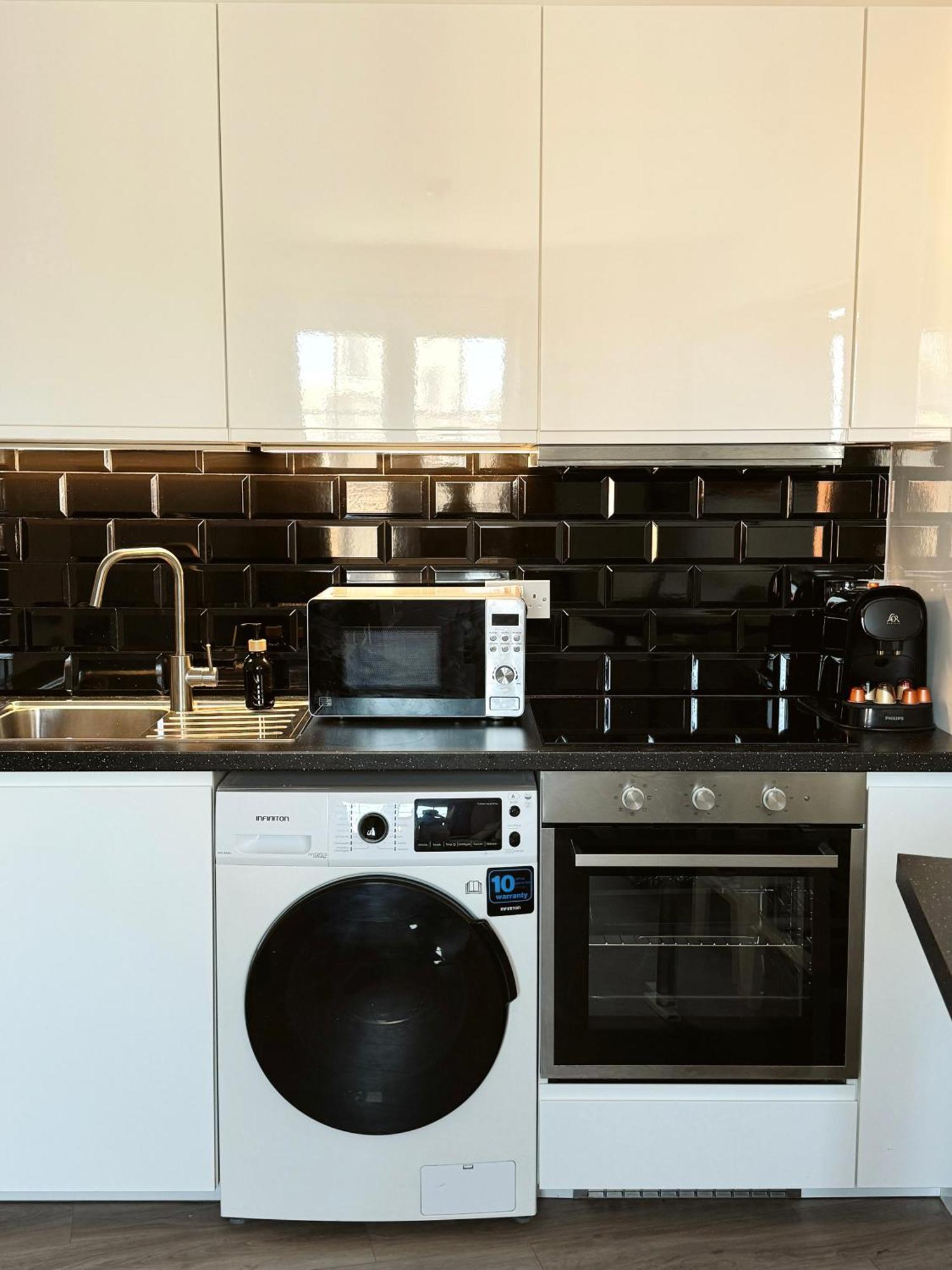 Deluxe City Centre Two Bedroom - Grand Central House Гибралтар Екстериор снимка