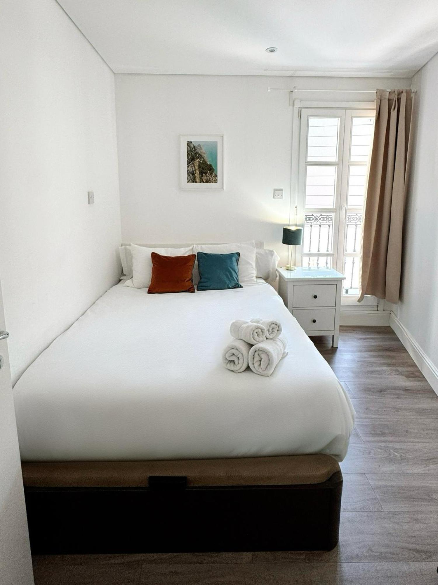 Deluxe City Centre Two Bedroom - Grand Central House Гибралтар Екстериор снимка