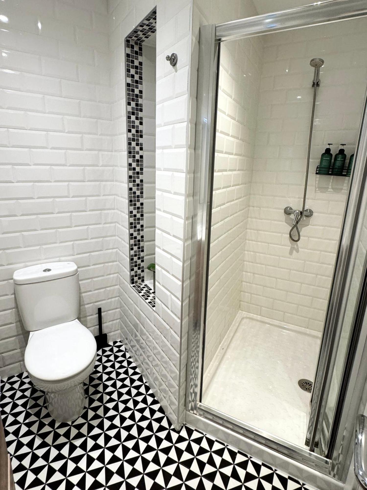 Deluxe City Centre Two Bedroom - Grand Central House Гибралтар Екстериор снимка