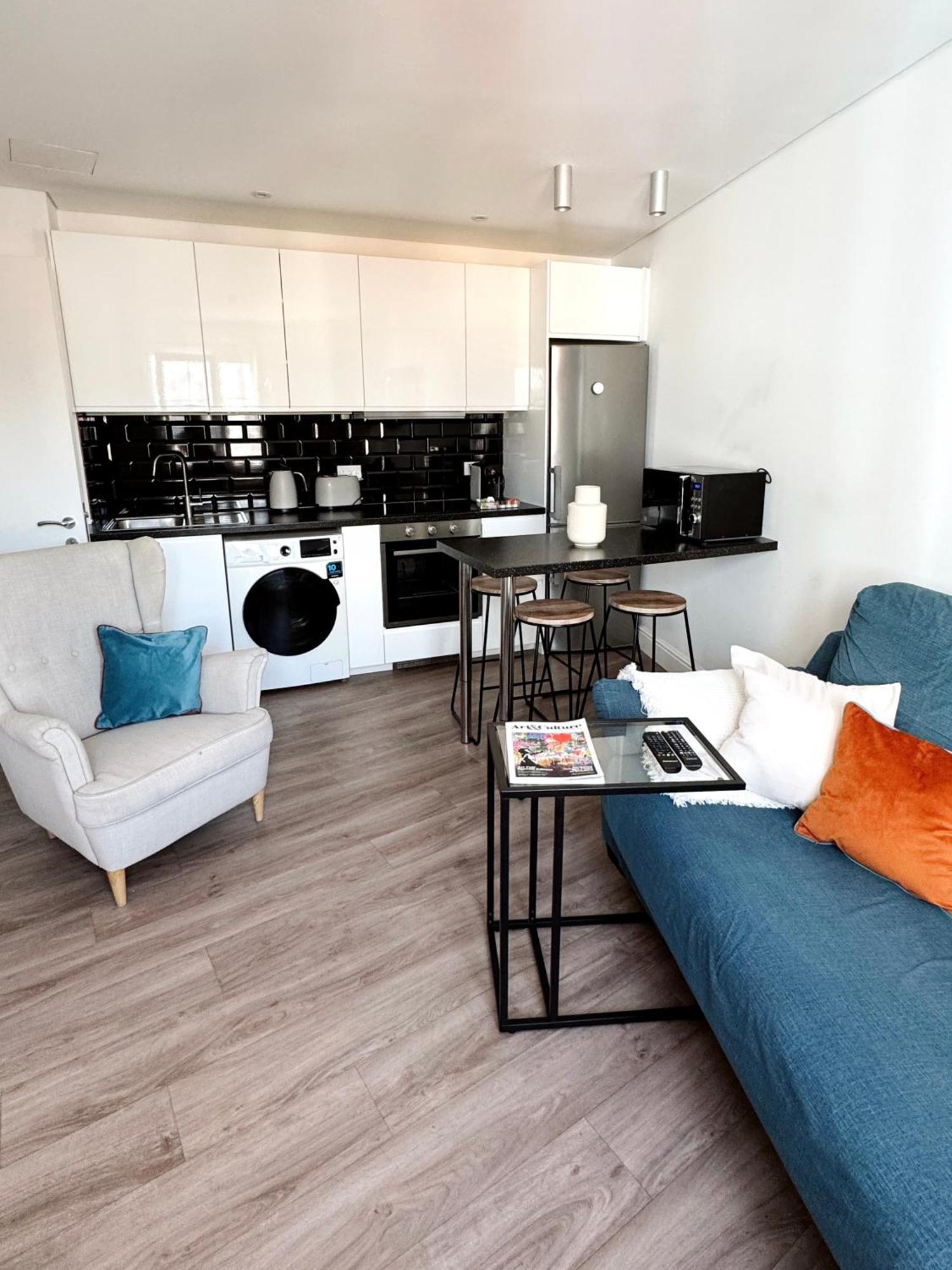 Deluxe City Centre Two Bedroom - Grand Central House Гибралтар Екстериор снимка