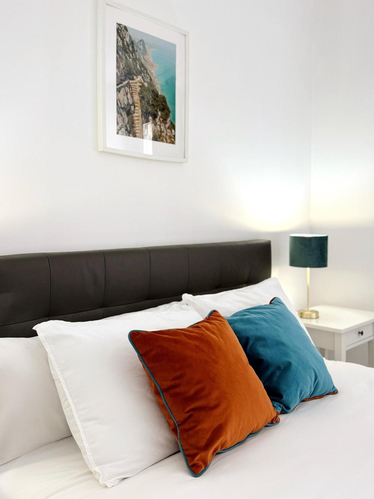 Deluxe City Centre Two Bedroom - Grand Central House Гибралтар Екстериор снимка