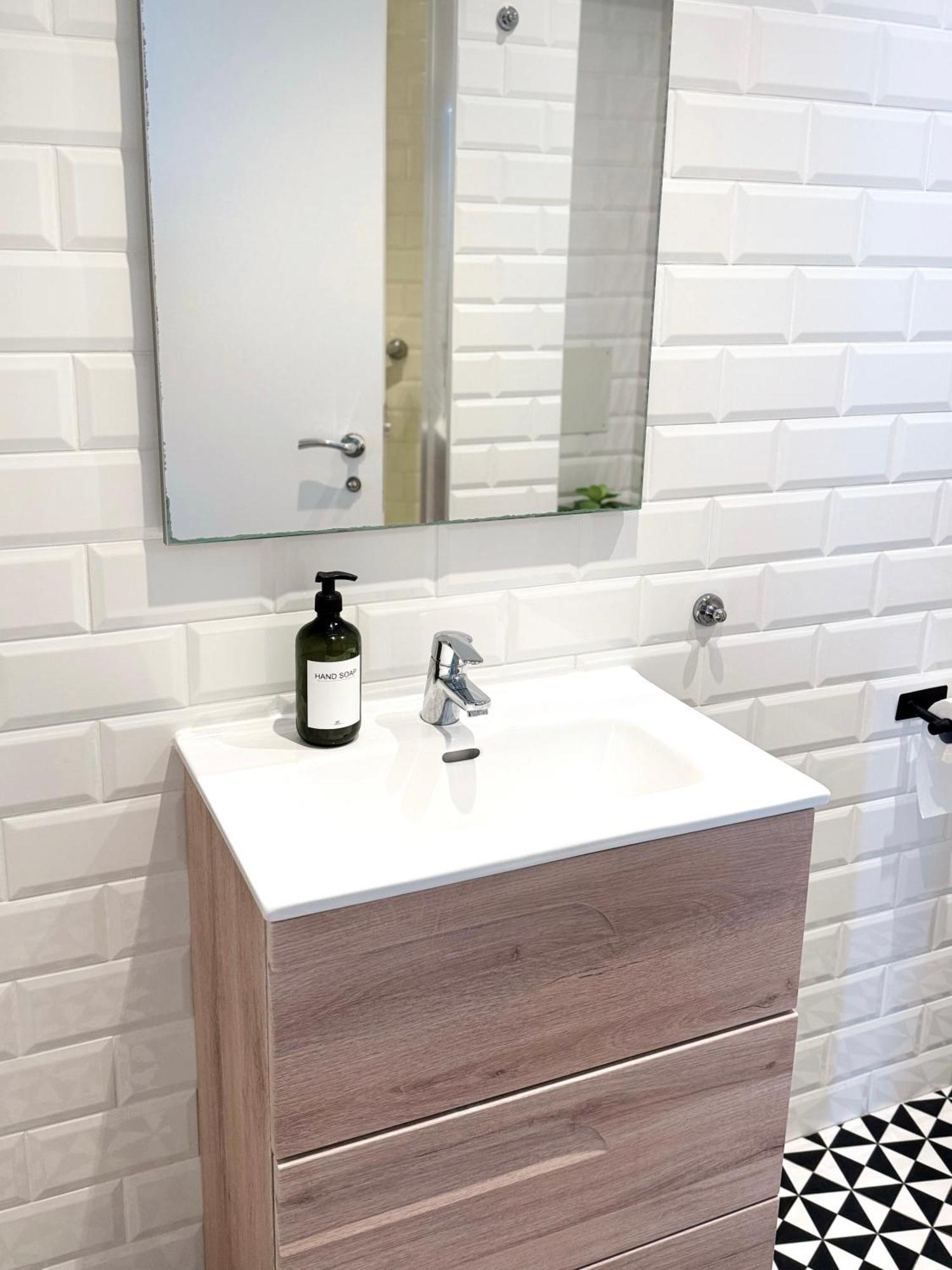 Deluxe City Centre Two Bedroom - Grand Central House Гибралтар Екстериор снимка